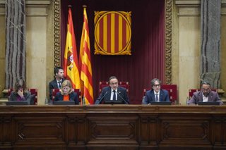 El presidente del Parlament, Josep Rull (c), durante un pleno en el Parlament de Catalunya