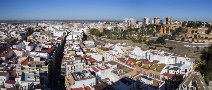 Archivo - Vista aérea de la ciudad de Huelva.