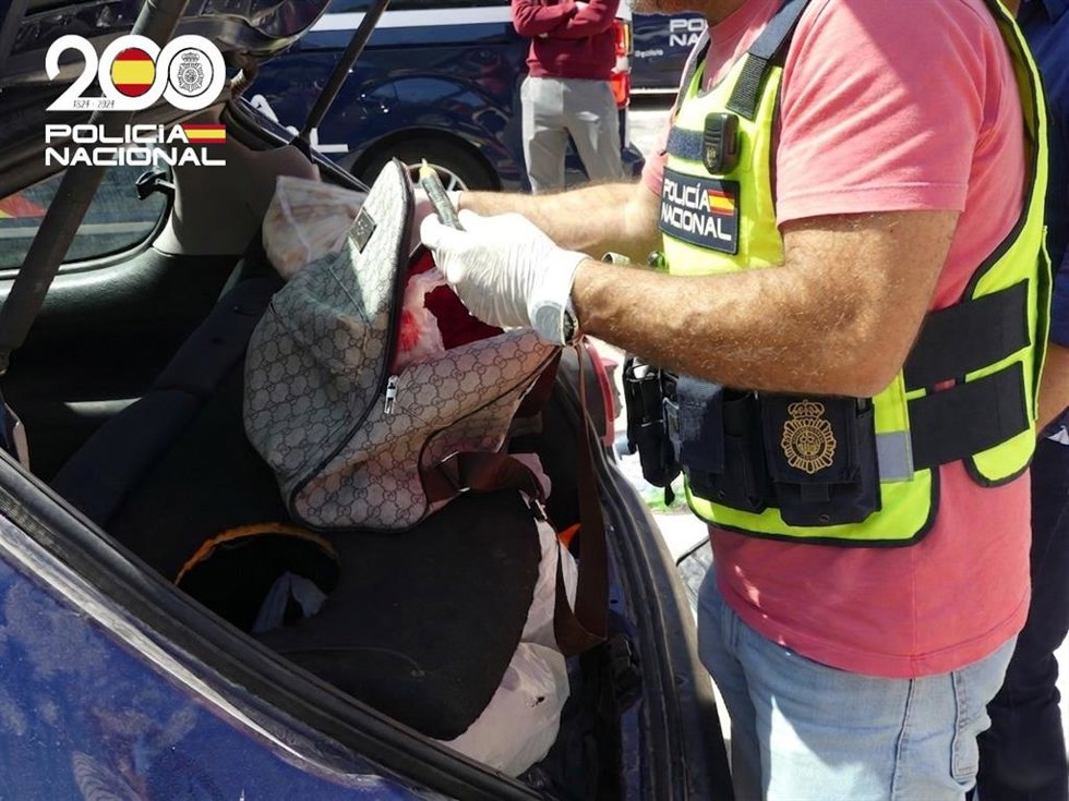 Detenido por ocasionar daños en varios vehículos y robar en su interior en Maó.