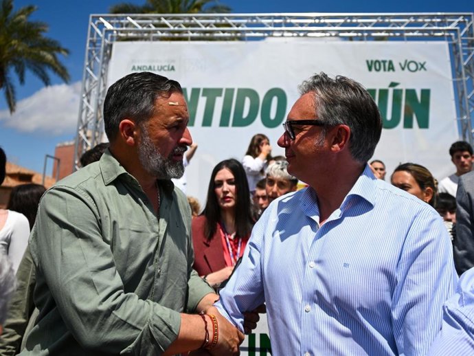 El presidente de Vox, Santiago Abascal, junto al candidato de Vox a la Junta de Andalucía, Manuel Gavira, durante el acto.
