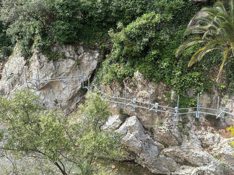 Vista de la estructura de las pasarelas ya instaladas en Los Cañones