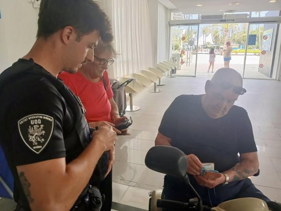 Una vecina de Alcúdia encuentra y devuelve una cartera perdida por unos turistas con más de 1.000 euros en efectivo.