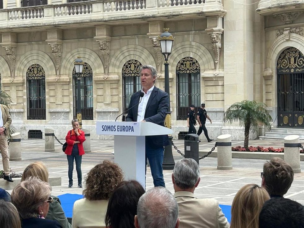 El presidente nacional del Partido Popular, Alberto Núñez Feijóo, en un acto en Ceuta.
