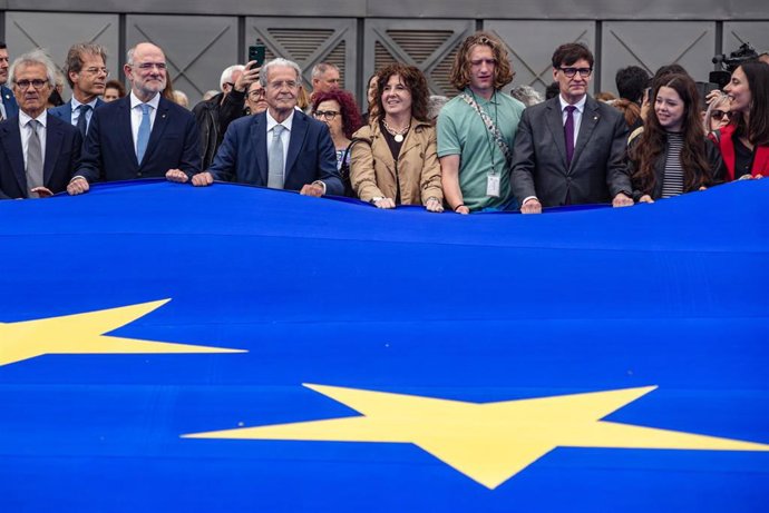 El presidente de la Generalitat de Catalunya, Salvador Illa (3d), el ex primer ministro de Italia y expresidente de la Comisión Europea, Romano Prodi (3i), y el el conseller de Exteriores, Jaume Duch (2i).