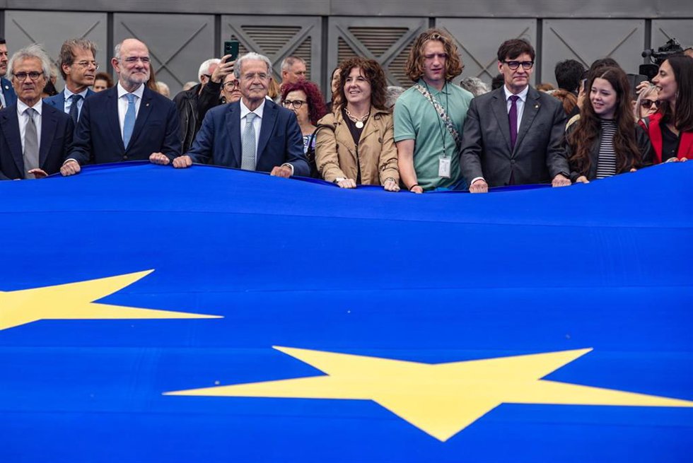 El presidente de la Generalitat de Catalunya, Salvador Illa (3d), el ex primer ministro de Italia y expresidente de la Comisión Europea, Romano Prodi (3i), y el el conseller de Exteriores, Jaume Duch (2i).