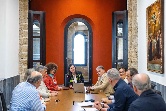 La alcaldesa de San Fernando, Patricia Cavada, junto a la plataforma 'La Isla y Elcano' durante la reunión.