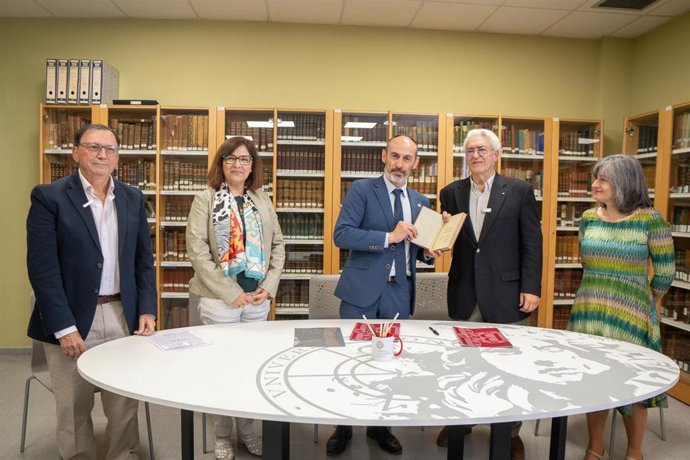La Universidad de Huelva en la recepción de un ejemplar original de `El verdadero Tarteso.