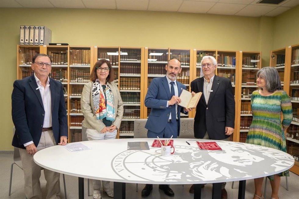 La Universidad de Huelva en la recepción de un ejemplar original de `El verdadero Tarteso´.