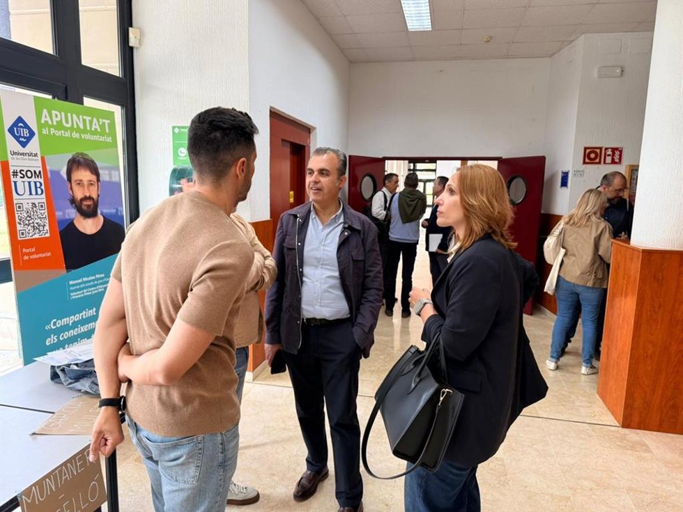 El conseller de Educación y Universidades, Antoni Vera, al inicio de la jornada de oposiciones.