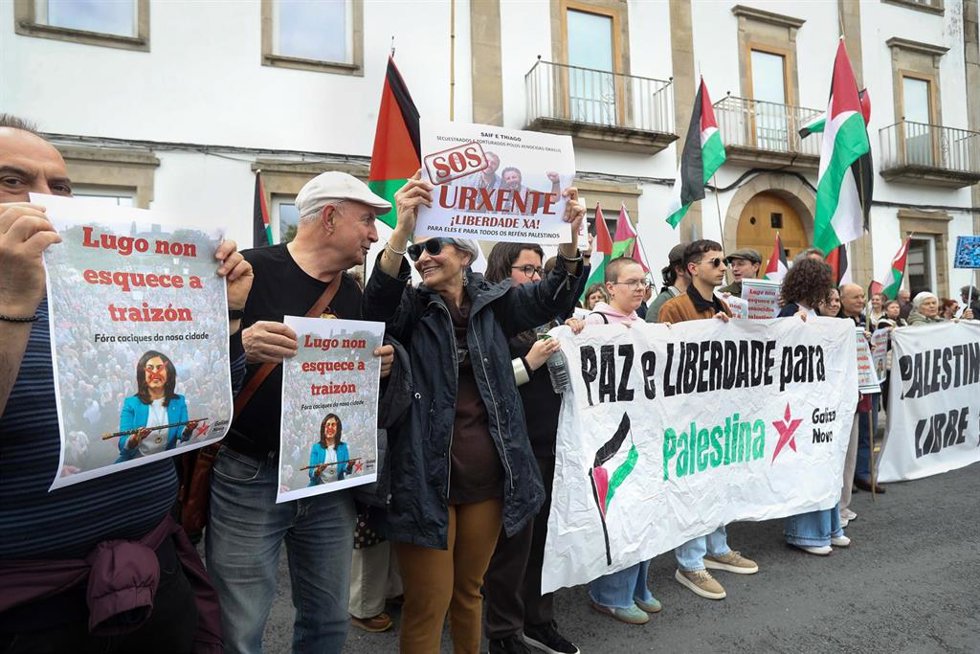 Varias personas participan en una concentración a favor de Palestina, frente a O Vello Cárcere, a 9 de mayo de 2026, en Lugo, Galicia (España).