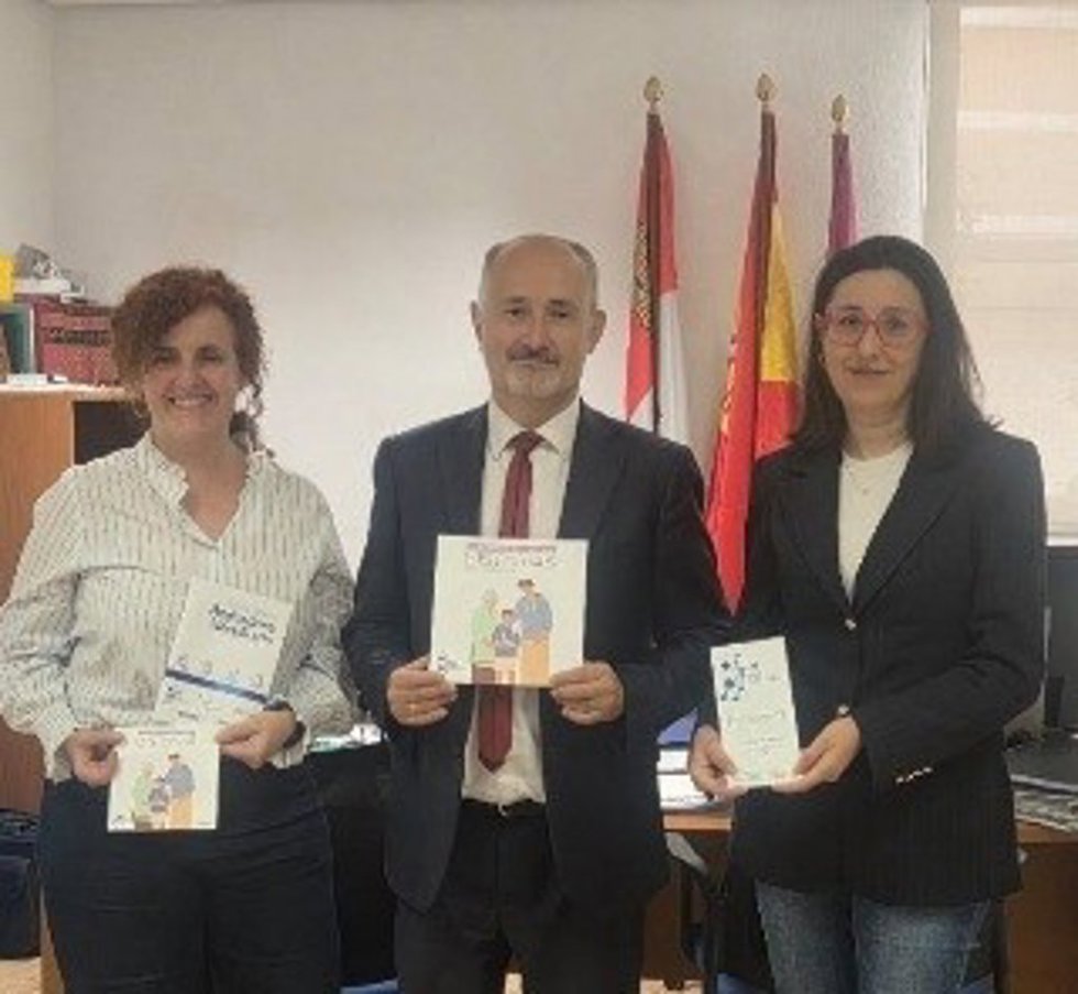 El concejal de Salud Pública y Seguridad Ciudadana, Alberto Cuadrado, la representante de AEDAF, Ana Belen Sanz, y Maria Eugenia Sanchis, alergóloga del Hospital Río Hortega, en su reunión por el Día Mundial del Angioedema Hereditario.