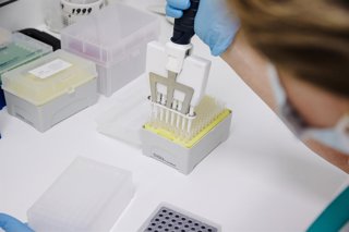 Archivo - Una técnico de laboratorio extrae el material genético del virus de la viruela del mono, en el Hospital Ramón y Cajal, a 30 de mayo de 2022, en Madrid (España). La Comunidad de Madrid empieza hoy a realizar en cinco hospitales públicos de la reg