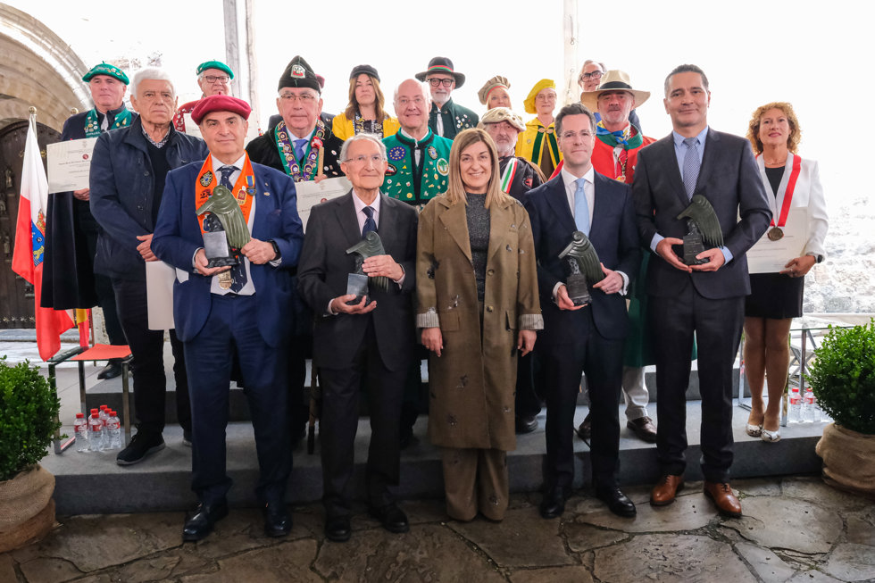 Foto de familia de los galardonados con los Premios Beato de Liébana