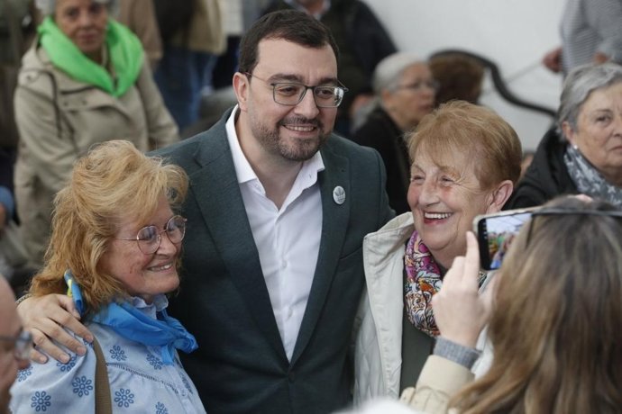 El presidente del Principado, Adrián Barbón, a su llegada a la XXVI Concentración de la Federación de Mayores del Principado de Asturias (Fampa), saluda a algunas de las personas que han participado en el evento.