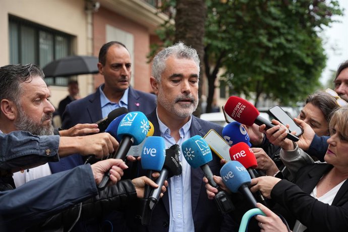 Imagens da capela mortuária dos dois guardas civis falecidos no cumprimento do dever na última quarta-feira, 8 de maio, enquanto perseguiam uma lancha de contrabando na costa de Huelva. Em 9 de maio de 2026, em Huelva. Agentes da Guarda Civil prestando as