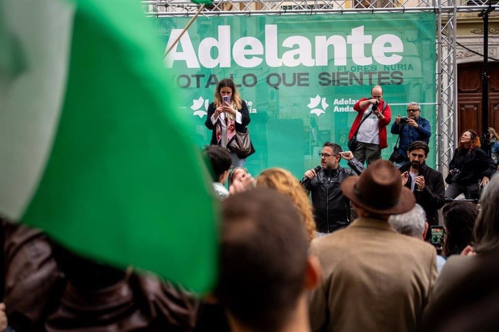 El portavoz y candidato de Adelante Andalucía a la Presidencia de la Junta de Andalucía, José Ignacio García, dirigiéndose al público con un micrófono tras cancelar el mitin en Málaga por lluvias.