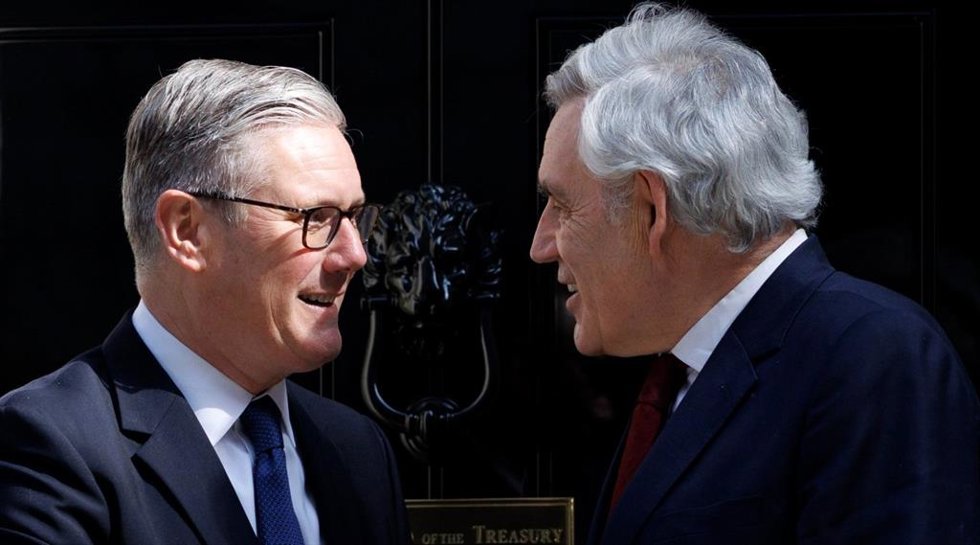 El primer ministro británico, Keir Starmer, recibe a su nuevo asesor económico internacional y ex primer ministro Gordon Brown