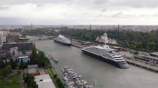Los cruceros gemelos Eclipse I y el Eclipse II atracados en Sevilla.