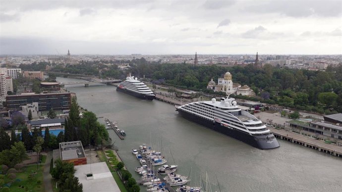 Los cruceros gemelos Eclipse I y el Eclipse II atracados en Sevilla.