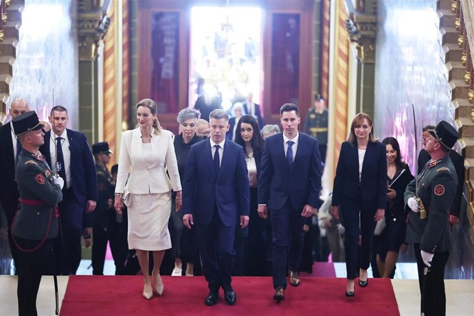 Peter Magyar, en el Parlamento húngaro, se encamina a su ceremonia de investidura, a 9 de mayo de 2026 