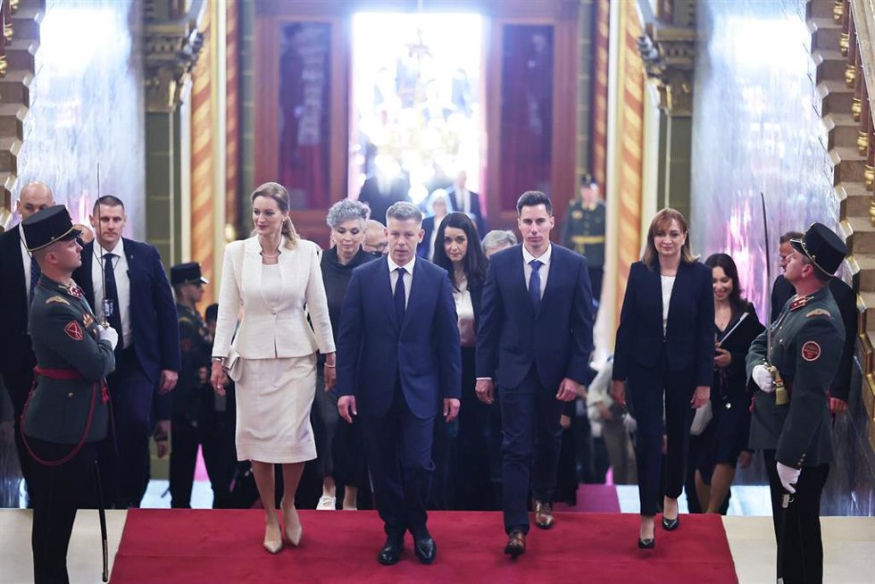 Peter Magyar, en el Parlamento húngaro, se encamina a su ceremonia de investidura, a 9 de mayo de 2026 