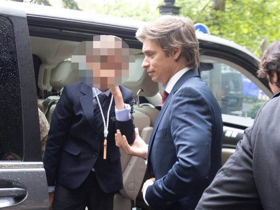 La familia de Carlos Baute al completo para celebrar la comunión de su hijo Markuss