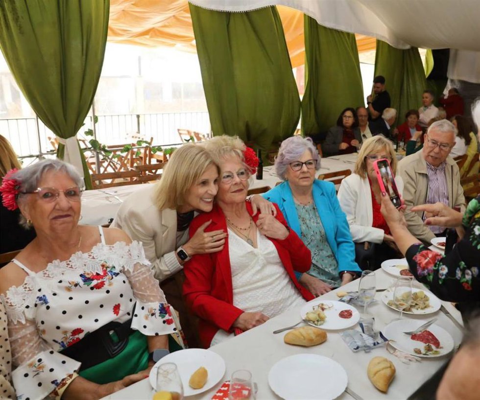 La alcaldesa de Jerez de la Frontera (Cádiz), María José García-Pelayo, en el tradicional almuerzo del Consejo Local de las Personas Mayores con motivo de la Feria del Caballo.