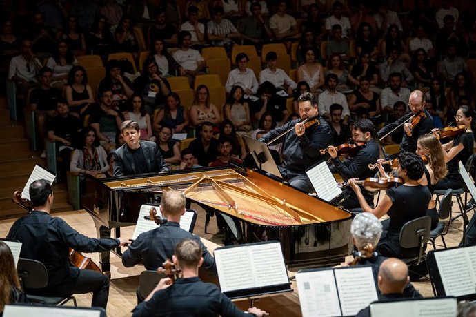 Archivo - La Orquestra de la Comunitat y Javier Perianes graban la integral de 'Conciertos para piano' con Harmonia Mundi.