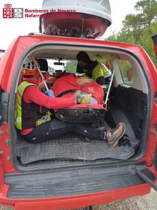 Los bomberos atienden a un peregrino herido tras sufrir un accidente en Zubiri.