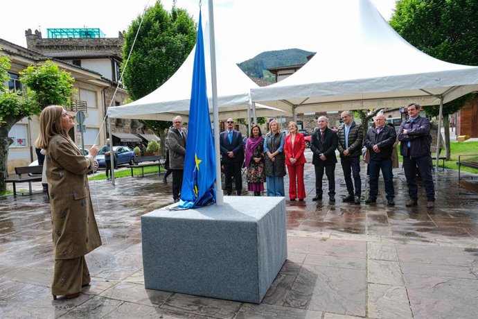 Buruaga iza la bandera comunitaria