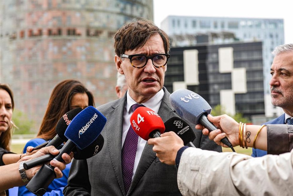 El presidente de la Generalitat de Catalunya, Salvador Illa, atiende a los medios durante el acto institucional por el Día de Europa, en el Disseny Hub Barcelona, a 9 de mayo de 2026