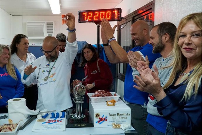 Momento en el que el maestro cortador sanjuanero Juan Bautista Gil Pérez consigue el Récord Ginness cortando jamón de forma ininterrunpida.