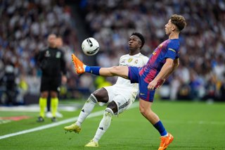 Archivo - Vinicius Junior of Real Madrid CF and Fermin Lopez of FC Barcelona compete for the ball during the Spanish League, LaLiga EA Sports, football match played between Real Madrid C.F. and FC Barcelona at Santiago Bernabeu stadium on October 26, 2025