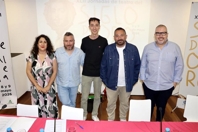 El actor Pepón Nieto, protagonista de la grabación de ‘La vida es podcast’, junto a la periodista Esther Benavides; Luis Santana; Diego Armando Alias, director del Aula de Teatro de la UAL, y Carlos Vicente Domínguez, profesor e investigador de la UAL.
