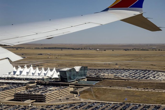 Archivo - Arquivo - 27 de setembro de 2024, Denver, Colorado, EUA: Denver, Colorado - O hotel Westin no Aeroporto Internacional de Denver (DEN), fotografado a partir de um avião da Southwest Airlines em aterrissagem.