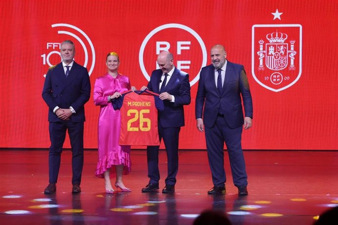 La FFIB celebra su centenario y rinde homenaje a la historia del fútbol balear.