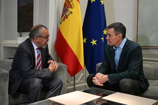 Archivo - El presidente del Gobierno, Pedro Sánchez, con el director general de la Organización Mundial de la Salud (OMS), Tedros Adhanom Ghebreyesus, para analizar la llegada del crucero 'MV Hondius' afectado por un brote de hantavirus