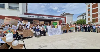 Unas 150 personas se concentran en el CAD de Laredo ante la "falta" de trabajadores: "Pocas manos para tantas vidas"