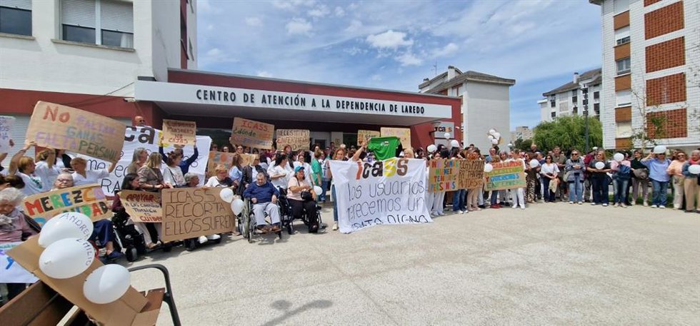 Unas 150 personas se concentran en el CAD de Laredo ante la "falta" de trabajadores: "Pocas manos para tantas vidas"