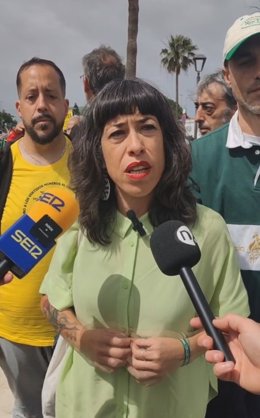 La candidata número 2 de Adelante por la provincia de Cádiz, Leti Blanco, en la manifestación convocada por Ecologistas en Acción, Greenpeace, Salvemos el Guadalquivir y la Cofradía de Pescadores de Sanlúcar de Barrameda.
