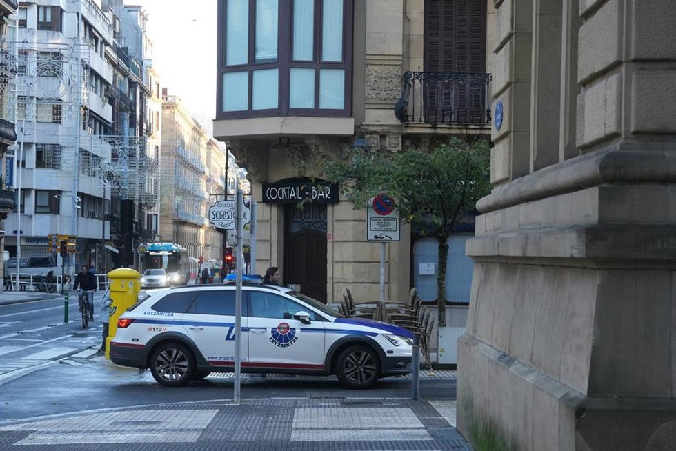 Archivo - Un coche de la Ertzaintza en San Sebastián, Gipuzkoa, País Vasco (España).  