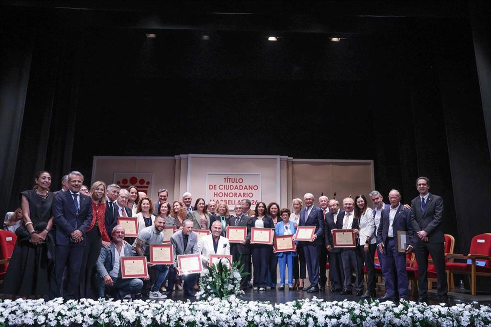 Acto de entrega de los títulos de Ciudadanos Honorarios, con la presencia de la alcaldesa de la localidad, Ángeles Muñoz. 