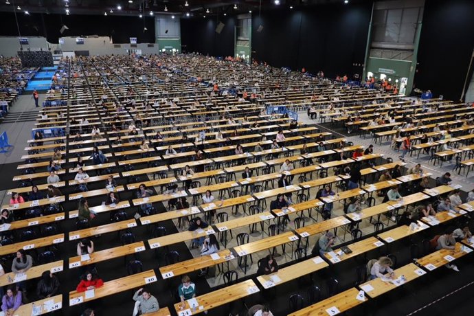 Más de 7.800 personas se examinan en las oposiciones de enfermería en Lalín (Pontevedra), a 9 de mayo de 2026.