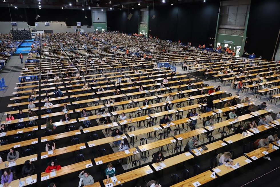 Más de 7.800 personas se examinan en las oposiciones de enfermería en Lalín (Pontevedra), a 9 de mayo de 2026.