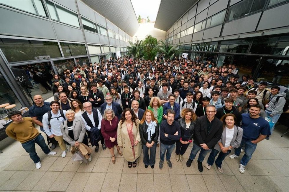 Estudiantes participan en la hackathon interuniversitaria