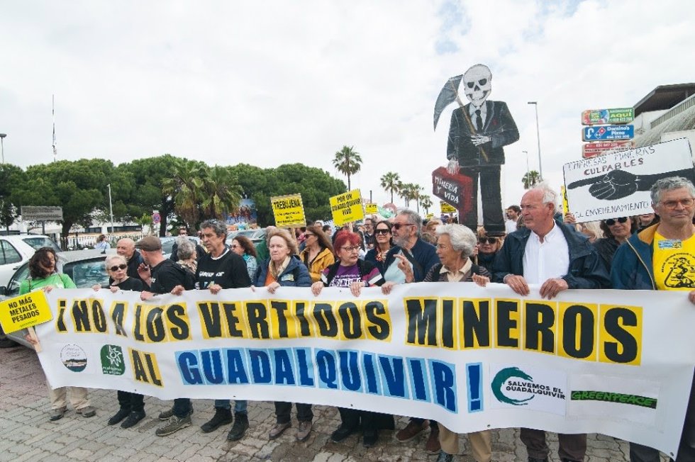 Movilización de Greenpeace en Sanlúcar de Barrameda (Cádiz) contra los vertidos mineros.
