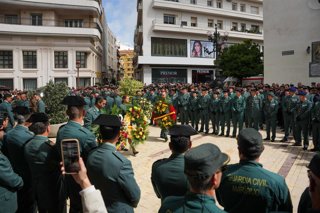 Numerosos onubenses han arropado a la Guardia Civil en la despedida de los dos agentes fallecidos este viernes.