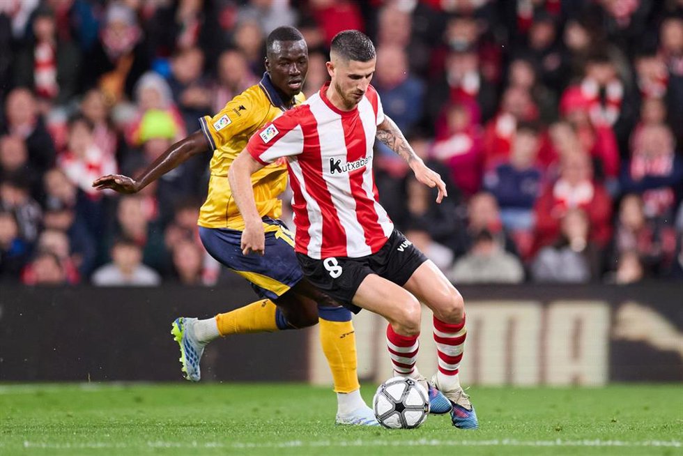 El jugador del Athleitc Club Oihan Sancet junto al del Villarreal Pape Gueye en San Mamés.
