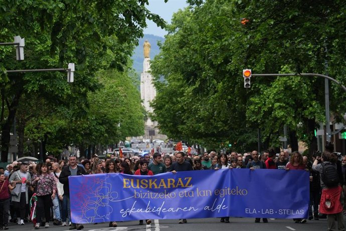 Manifestación de ELA, LAB y Steilas a favor del euskera en Bilbao