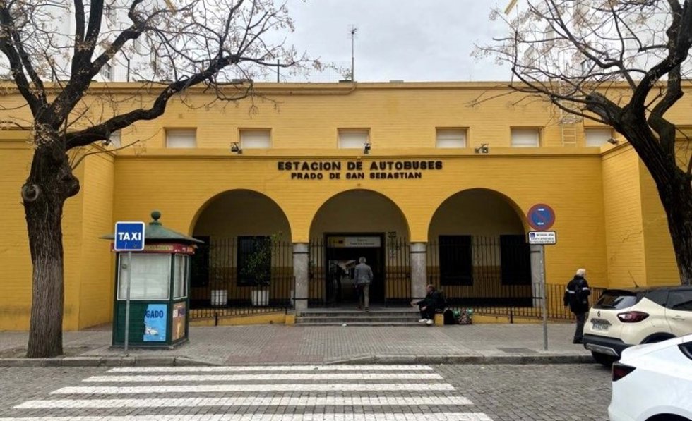 Archivo - Fachada de entrada a la estación de autobuses del Prado de San Sebastián, en Sevilla.